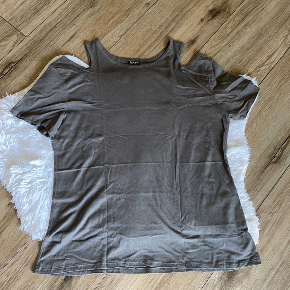 NIB Alloy Womens Cold Shoulder Short Sleeve Top